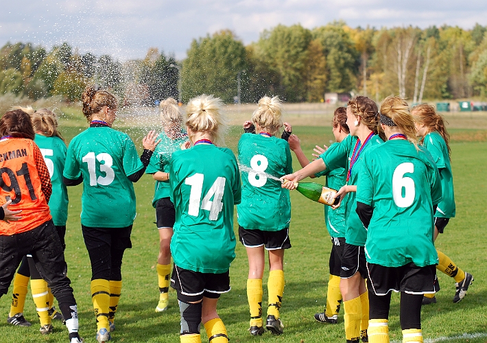 2010_1003_50.JPG - Här sprutas det skumpa över hela Hamre IP